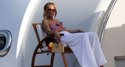 J.Lo Kenakan Atasan Bandeau Motif Setrip dan Celana Panjang Berkaki Lebar Saat Kencan Yacht Bersama Ben Affleck