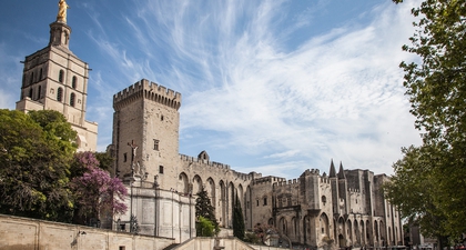 Louis Vuitton Hadirkan Koleksi Cruise 2026 di Palais des Papes, Avignon