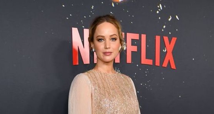 Jennifer Lawrence yang Tengah Hamil Pakai Gaun Ribuan Manik-Manik yang Dijahit Tangan