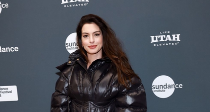 Anne Hathaway Tampil Cantik dengan Mantel Puffer Korset di Sundance