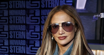 Jennifer Lopez Memadukan Setelan Denim dengan Blazer Motif Herringbone 