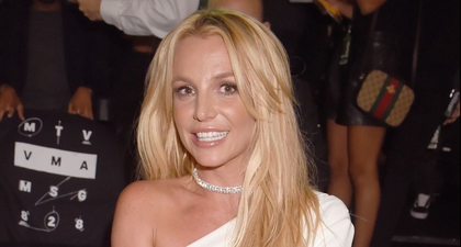 Britney Spears Berkencan di Pantai dengan Bikini dan Masker