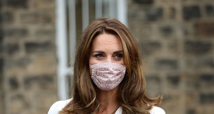 Kate Middleton Kenakan Masker Motif Floral dan Gaun Putih