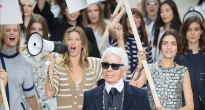 Demonstrasi di Fashion Show Chanel SS 2015