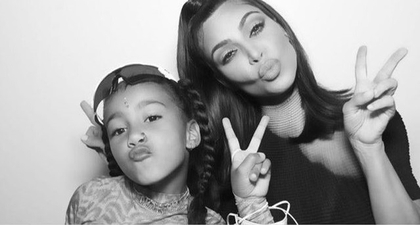 Lucunya Anak Kim Kardashian Mengenakan Tindikan Hidung Palsu