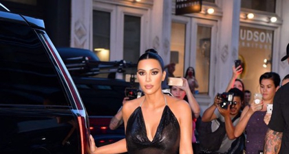 Kim Kardashian Mengenakan Atasan Halter Menerawang 