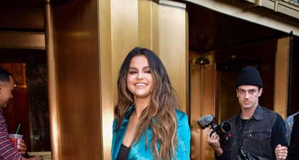 Selena Gomez Mengenakan Setelan Jas Warna Biru yang Keren