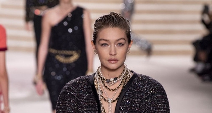 Gigi Hadid Berpose Topless Untuk Pemotretan Chanel