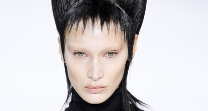 Bella Hadid Tampil Beda di Fashion Show Haider Ackermann