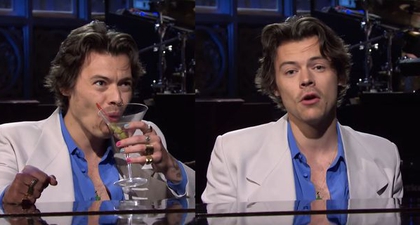 Harry Styles Pakai Tutu Warna Pink di Saturday Night Live