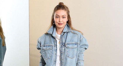 Ide Gaya Gigi Hadid: Sandal Birkenstock dan Kaus Kaki