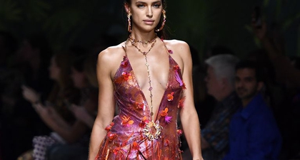 Irina Shayk Mengenakan Dress Mini Lansiran Versace