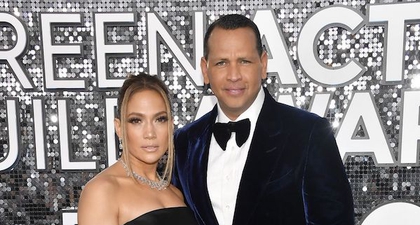 Jennifer Lopez Mengaku Sedih Harus Menunda Pernikahannya