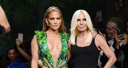 Jennifer Lopez Sebut Gaun Versace Ikonis Memberinya Kekuatan