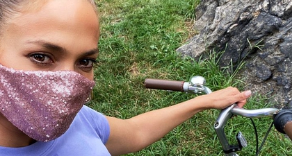 Jennifer Lopez Kenakan Masker Glitter Saat Pergi Sekeluarga
