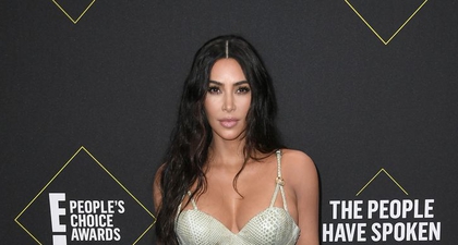 Kim Kardashian Kenakan Gaun Berbahan Kulit Ular yang Ketat
