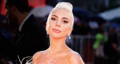 Lady Gaga Kenakan Baju Bridesmaid dengan Belahan Tinggi