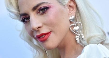 Lady Gaga Mengenakan Rhinestones pada Matanya di Red Carpet