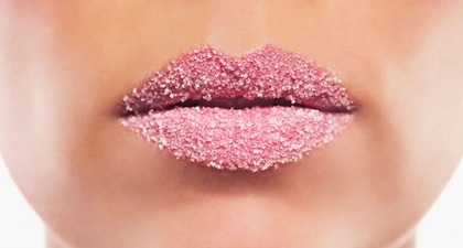 Rawat Bibir Kering dengan 10 Lip Scrub Terbaik
