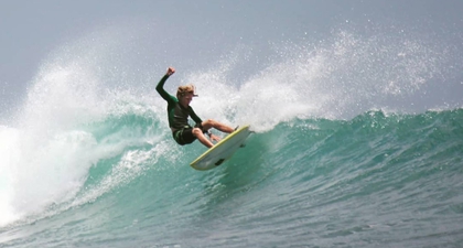 7 Titik Pantai Eksotis di Indonesia Bagi Para Surfer