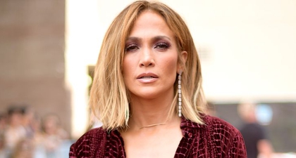 Jennifer Lopez Pamerkan Perut Seksinya di Media Sosial