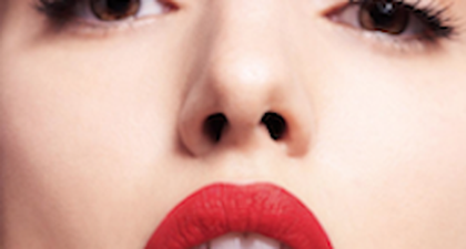 Lawan Ketakutan Menggunakan Lipstik Merah