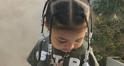 Stormi Webster Menata Gaya Rambutnya Seperti Ayahnya