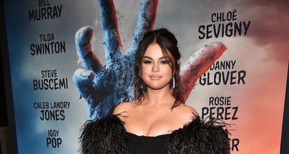 Selena Gomez Hadir di Karpet Merah dalam Gaun Bulu Celine