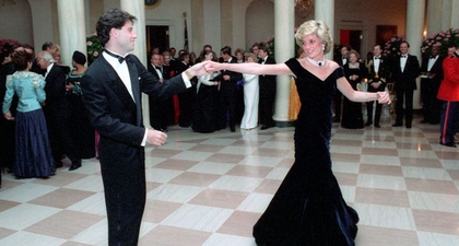 Gaun Bahan Velvet Warna Biru Milik Putri Diana akan Dilelang