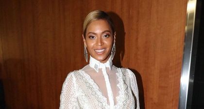 Beyoncé Kenakan Gaun Pengantin Mewah di Foto Liburannya