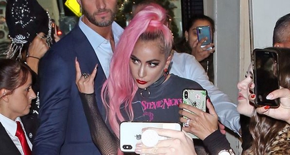 Lady Gaga Pakai Kaus dan Stoking Jaring-Jaring Tanpa Celana