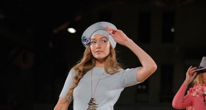 Sepatu Hak Tinggi Patah Saat Show, Ini Solusi Gigi Hadid!