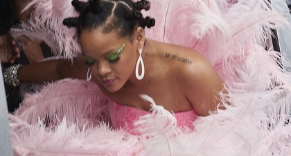 Rihanna Tampil dengan Busana Bulu-Bulu di Crop Over 2019